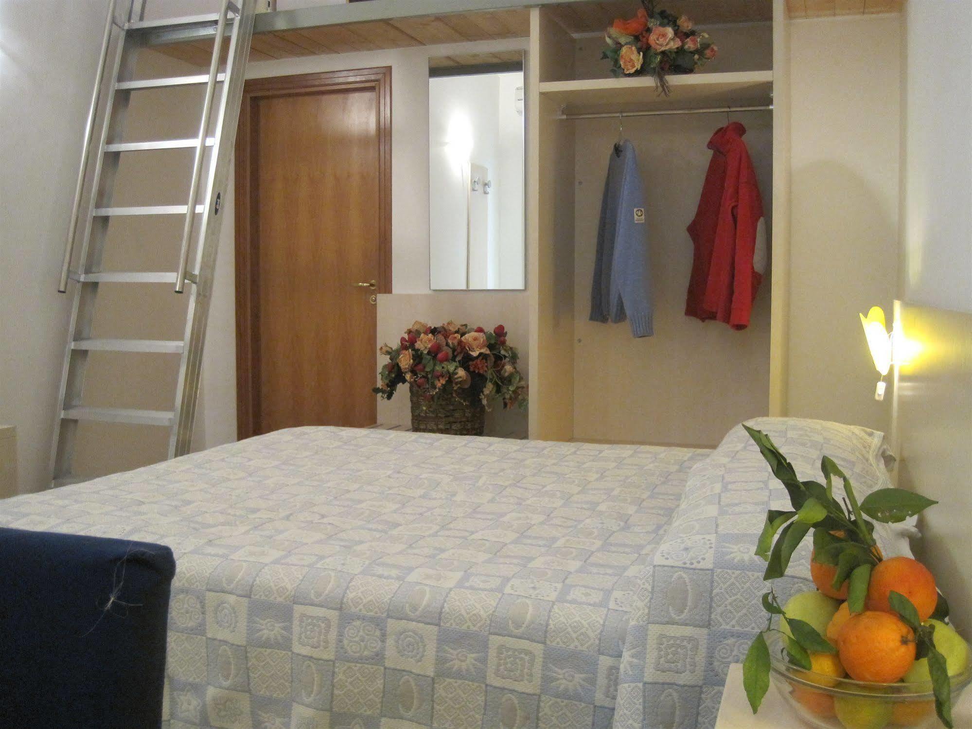Hotel Sirenetta Ізола-делле-Фемміне Екстер'єр фото